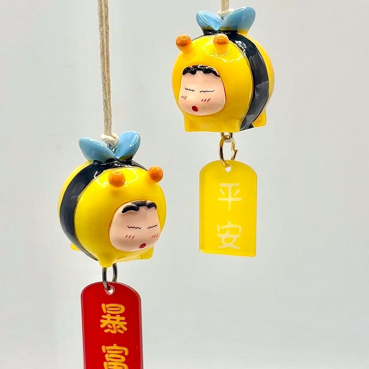 Car Accessories For Inside - ตุ๊กตาคราโยน ชินจัง คอสเพลย์รูปผึ้ง ของตกแต่งรถยนต์ แขวนกระจกมองหลัง ของประดับภายในรถยนต์